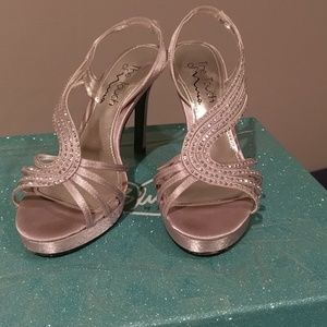 The touch of Nina healed shoes size 5